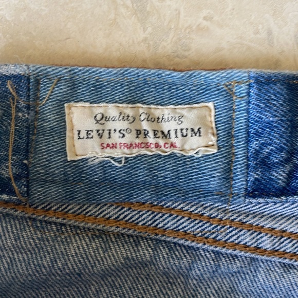 Women’s Levis 501, Light washed, distressed, frayed ankle length, size 30 - Picture 3 of 4